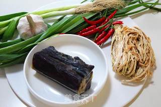 萝卜干炒腊肉的做法步骤：1