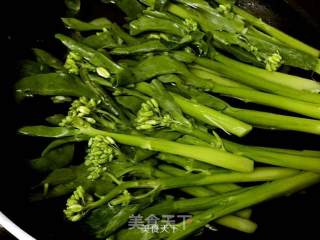 白灼芥兰--关键的淋汁作法，以此类推白灼菜心生菜等的做法步骤：2