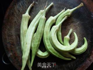 辣椒炒秋葵的做法步骤：1
