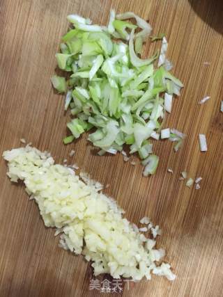 芹菜虾仁炒秋葵的做法步骤：2