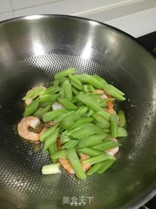 芹菜虾仁炒秋葵的做法步骤：6