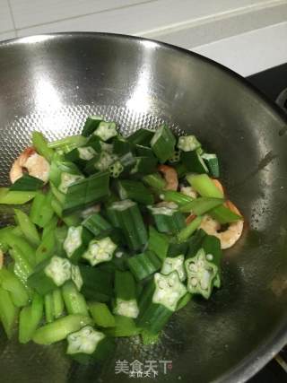 芹菜虾仁炒秋葵的做法步骤：7