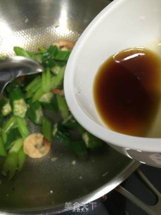 芹菜虾仁炒秋葵的做法步骤：8