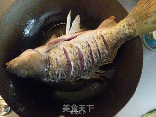 红烧鲤鱼的做法步骤：2