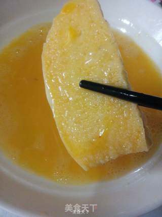 蛋煎馒头片，剩馒头也美味的做法步骤：3