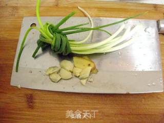 红烧鲫鱼的做法步骤：1