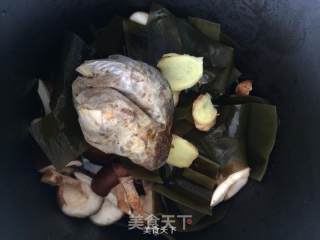 海带香菇炖大骨汤的做法步骤：4