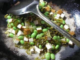 雪菜香干炒毛豆的做法步骤：7