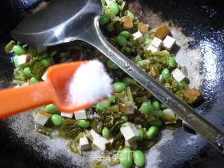 雪菜香干炒毛豆的做法步骤：9