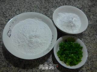 椒盐香葱糯米条的做法步骤：1