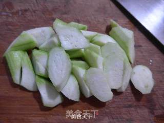 咸瘦肉丝瓜豆腐汤的做法步骤：3
