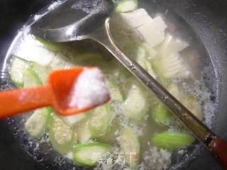 咸瘦肉丝瓜豆腐汤的做法步骤：8