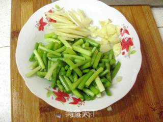 蒜条炒肉的做法步骤：2