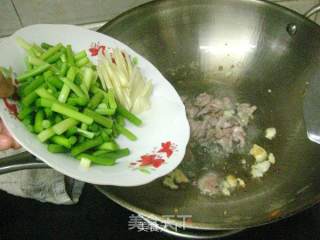 蒜条炒肉的做法步骤：6