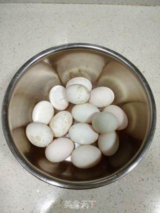 五香咸鸭蛋的做法步骤：1