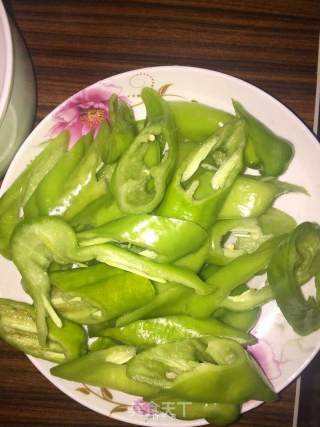青椒炒鱿鱼的做法步骤：1