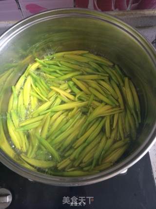 黄花菜炒肉的做法步骤：1