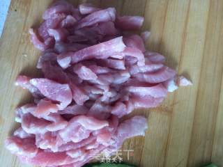 黄花菜炒肉的做法步骤：2