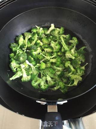 蒜香西兰花的做法步骤：3
