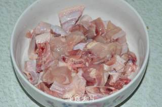小米椒爆炒小公鸡的做法步骤：1