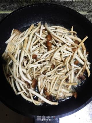 川味道干煸茶树菇的做法步骤：3