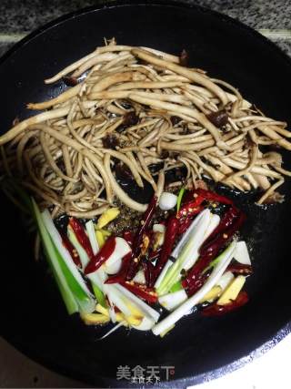 川味道干煸茶树菇的做法步骤：4