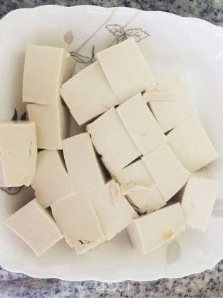 三文鱼炖豆腐的做法步骤：2