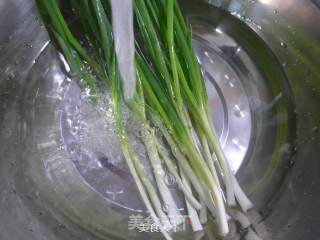 香葱炒鸡蛋的做法步骤：2