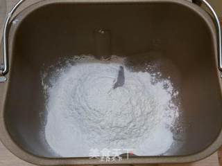 腊肉比萨的做法步骤：1