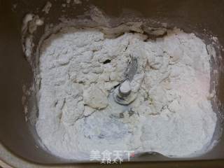 腊肉比萨的做法步骤：2