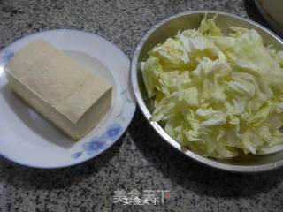 冻豆腐煮圆白菜的做法步骤：1