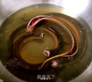 大蒜焖黄鳝段煲-不加一滴水的香浓美味的做法步骤：3