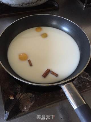 加泰罗尼亚焦糖奶冻Crema catalana的做法步骤：2