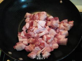 五花肉炖白不老的做法步骤：2