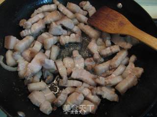 五花肉炖白不老的做法步骤：3