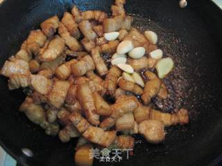 五花肉炖白不老的做法步骤：4