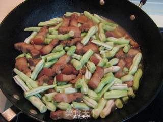 五花肉炖白不老的做法步骤：9