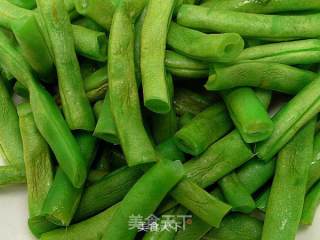 咸蛋干煸四季豆 ☆咸蛋炒蔬 5的做法步骤：2