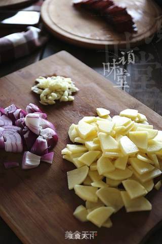 腊肉土豆焖饭的做法步骤：3