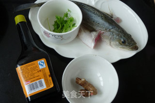 沙姜酱油蒸海鲈的做法步骤：1