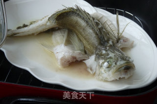 沙姜酱油蒸海鲈的做法步骤：3