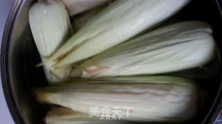 清水煮玉米的做法步骤：1