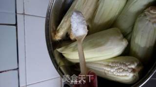清水煮玉米的做法步骤：2