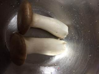 鸡腿菇拌韮菜的做法