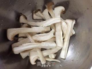 鸡腿菇拌韮菜的做法步骤：2