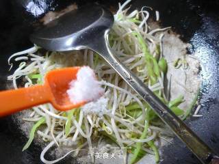 尖椒炒绿豆芽的做法步骤：5