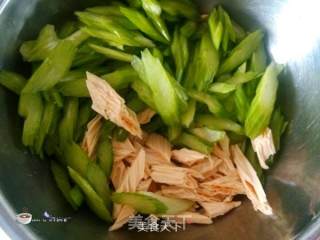 芹菜拌腐竹的做法步骤：2