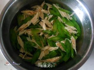 芹菜拌腐竹的做法步骤：7