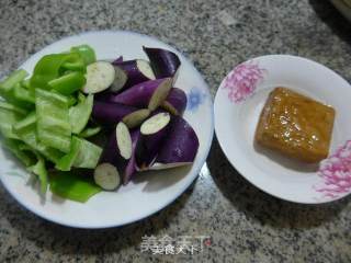尖椒香干炒茄子的做法步骤：1