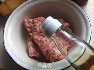 蛋皮三鲜锅贴的做法步骤：2